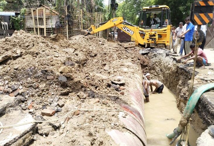 15 lakh people are facing water shortage, tankers sent to many areas are also insufficient, repair work continues on the second day as well | तिलकनगर मे पाइपलाइन टूटी: 15 लाख लोगों को पानी की किल्लत, कई इलाकों में भेजे गए टैंकर भी नाकाफी,दूसरे दिन भी मरम्मत जारी – Kanpur News