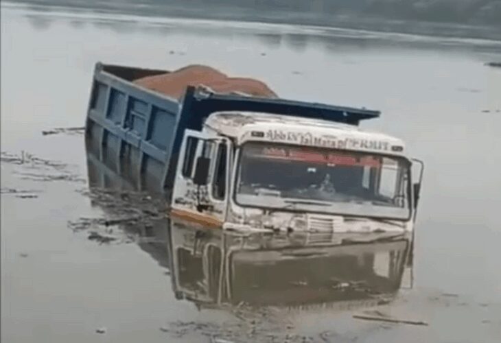 Water level of Betwa river suddenly increased in Jhansi, dumper got stuck | झांसी में अचानक बढ़ा बेतवा का जलस्तर, डंफर फसा: घाट से बालू भरने के लिए पहुंचा था ड्राइवर, तैर कर पानी से बाहर आया – Jhansi News