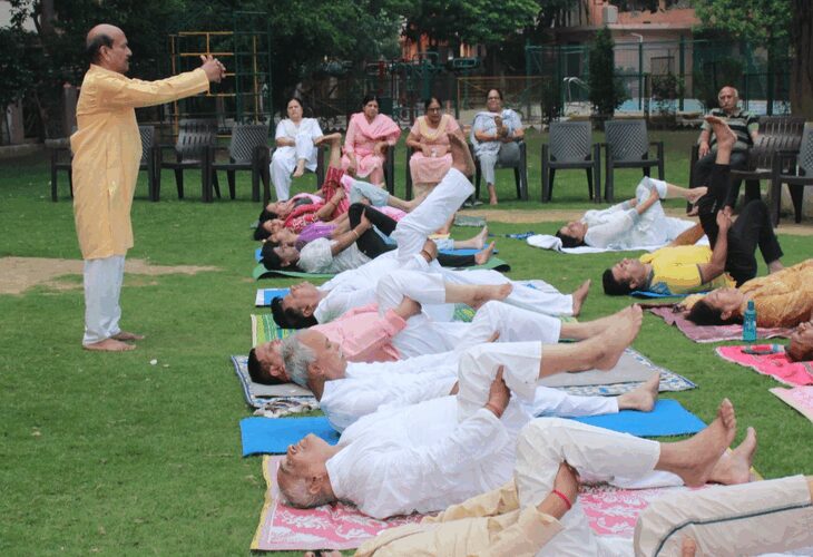 Yoga Day at Gulmohar Enclave Society | गुलमोहर एनक्लेव सोसायटी में योग दिवस: योग गुरु आचार्य बी दयाल अग्रवाल ने करवाया योगाभ्यास, महिलाओं ने किया योग – Ghaziabad News