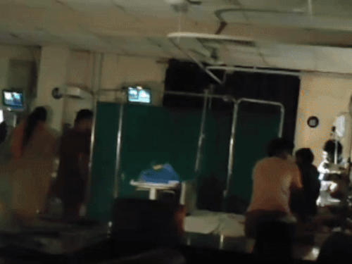 Power failure in PICU of BHU hospital | बीएचयू अस्पताल के पीआईसीयू में बिजली गुल: वेंटिलेटर पर मौजूद नवजातों की जान पर बन आई, लापरवाही पर परिजनों ने उठाया सवाल, वीडियो वायरल – Varanasi News