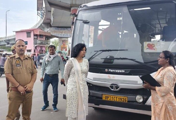 DM takes strict action against those causing traffic jam Lucknow bus’s Seized | लखनऊ में जाम फैलाने वालों पर डीएम की सख्ती: दो दिन में 88 चालान, 41 वाहन सीज: क्लार्क अवध से अर्जुनगंज तक चला बड़ा अभियान – Lucknow News