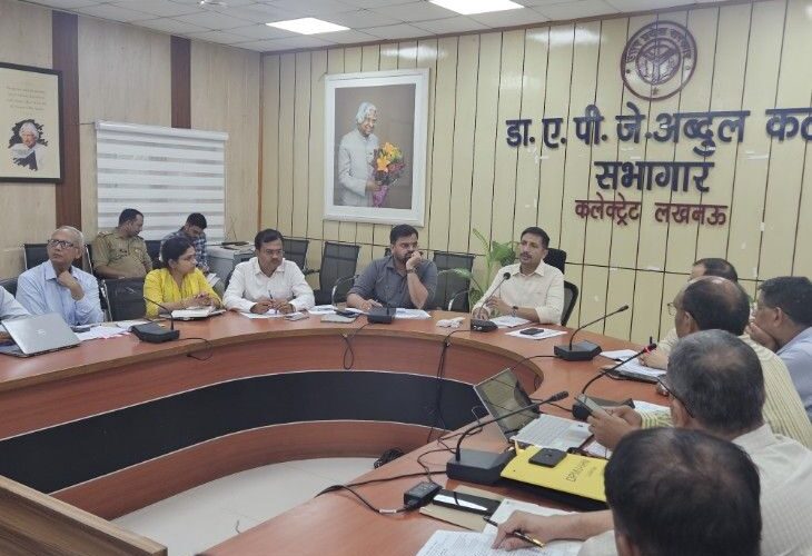 Communicable disease control campaign wstart July 1 lucknow DM Review Meeting CMO team | 1 जुलाई से शुरू होगा संचारी रोग नियंत्रण अभियान: लखनऊ DM ने कहा-वार्डवार डेंगू-मलेरिया हॉटस्पॉट की होगी निगरानी, हॉटस्पॉट इलाके में मच्छर रोधी पौधे लगाने के निर्देश – Lucknow News