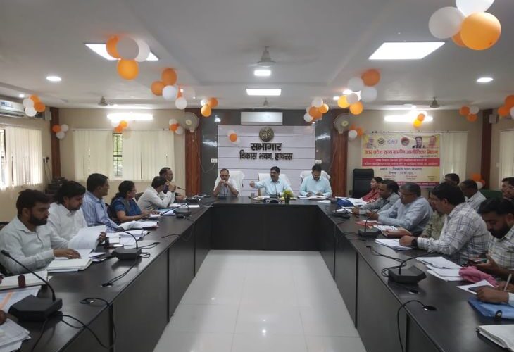 Salary of five officers withheld due to poor performance | खराब प्रदर्शन पर पांच अधिकारियों का वेतन रोका: हाथरस में विकास कार्यों की समीक्षा, नोटिस जारी – Hathras News