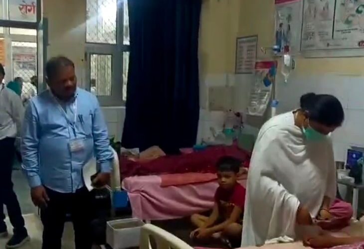 The investigation committee did scene recreation in Lohia Women’s Hospital | लोहिया महिला अस्पताल में जांच कमेटी ने किया सीन रिक्रिएशन: जिला अस्पताल में एक्सपायर दवा देने का मामला, स्टाफ से की पूछताछ – Farrukhabad News