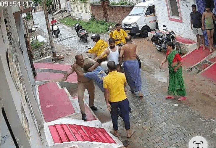 In Jhansi, a constable clashed with a drunk, took off his belt and beat him, VIDEO | झांसी में शराबी से भिड़ा सिपाही, बेल्ट उतारकर बरसाए, VIDEO: घर जाते वक्त टोका तो गुस्साया, 15 मिनट तक एक-दूसरे को गिराकर पीटा – Jhansi News