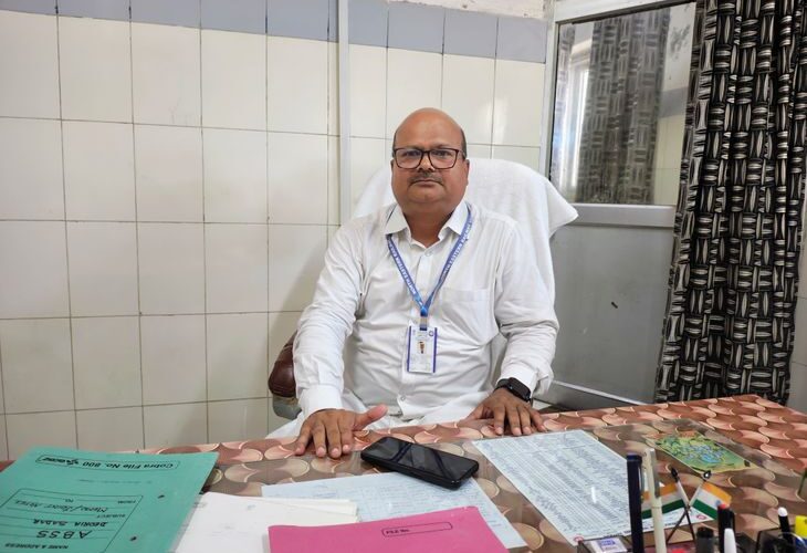 Passengers clashed with brokers at the ticket counter | टिकट काउंटर पर दलालों से भिड़े यात्री: देवरिया स्टेशन पर लाइन तोड़ने वाले को पीटा, पुलिस ने छोड़ा – Deoria News