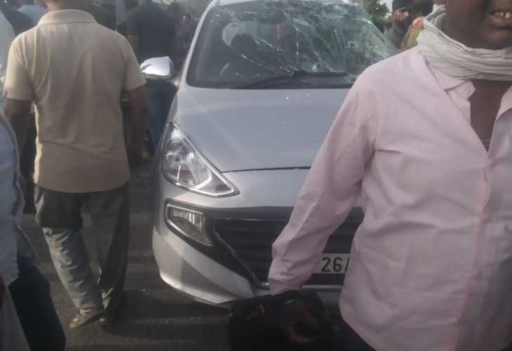Car hit e-rickshaw in Pilibhit Pilibhit | पीलीभीत में कार ने ई-रिक्शा को मारी टक्कर: बच्ची समेत दो की मौत, 8 लोग घायल; जिला अस्पताल रेफर – Pilibhit News