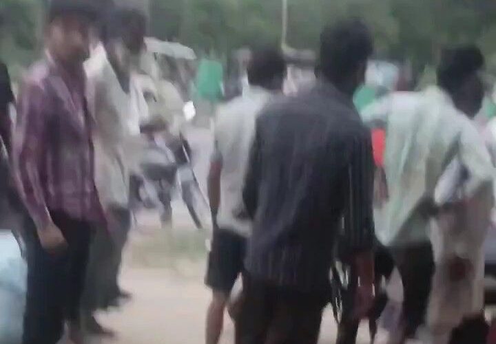 Customers beat up the Krishi Seva Kendra in Gonda | गोंडा में कृषि सेवा केंद्र पर ग्राहकों ने की मारपीट: सामान खरीदने को लेकर हुए बहस, दबंगों ने दुकानदार को पीटा – Gonda News