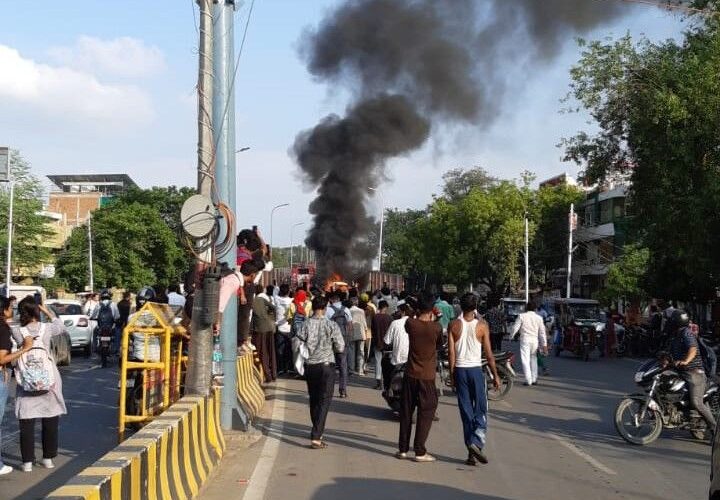 A moving car caught fire in Prayagraj | प्रयागराज में चलती कार में लगी आग: सोबतिया बाग फ्लाईओवर पर सवारों ने कूदकर बचाई जान, ओवरहीटिंग बनी वजह – Prayagraj (Allahabad) News