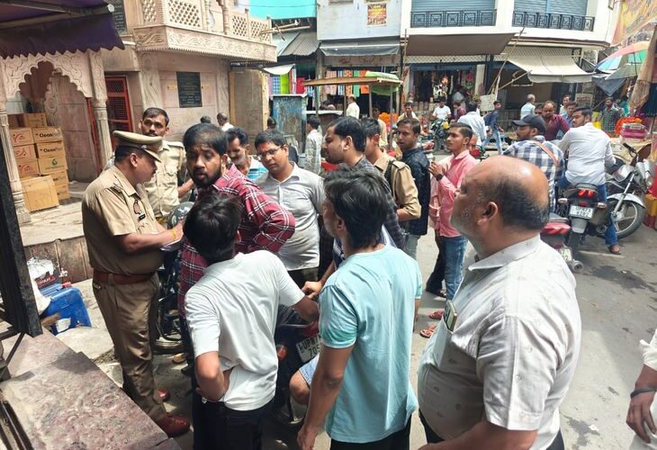 Theft from jewellery shop in Kasganj | कासगंज में सर्राफा दुकान से चोरी: पुलिस पिकेट के पास से लाखों के जेवरात लेकर चोर फरार, व्यापारियों में आक्रोश – Kasganj News