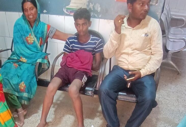 A child got hit by a rotavator, both his hands were cut off | रोटावेटर की चपेट में आया बच्चा, दोनों हाथ कटे: महराजगंज में धान की रोपाई के दौरान हुआ हादसा, जिला अस्पताल रेफर – Jhulnipur(Nichlaul) News