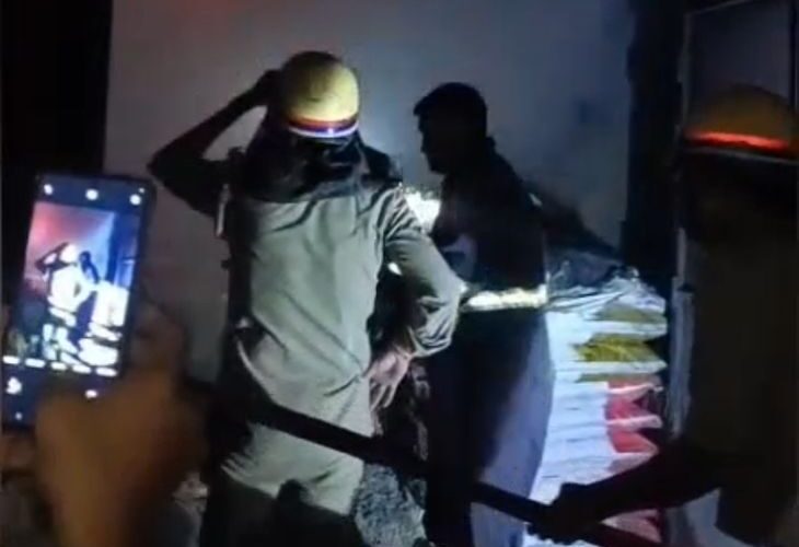 Fire in flour plant due to short circuit | शॉर्ट सर्किट से आटा प्लांट में आग: धुएं की वजह से मालिक बेहोश, 50 लाख का नुकसान; फायर ब्रिगेड ने पाया काबू – Auraiya News
