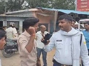 Youth clashed with traffic policeman in Lakhimpur, VIDEO | लखीमपुर में यातायात सिपाही से भिड़े युवक, VIDEO: बिना हेलमेट बाइक सवारों को रोकने पर विवाद, धमकी भी दी – Lakhimpur-Kheri News