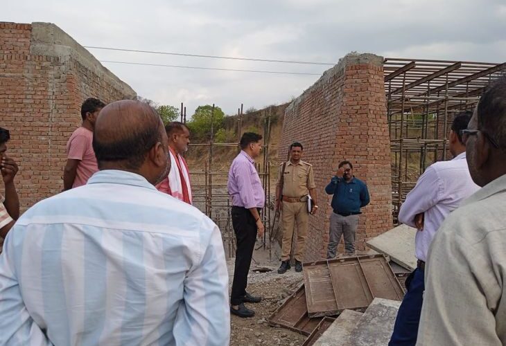 As soon as seven pillars were built, the lintel collapsed, DM sent the report | सात पिलर बनते ही ढहा लिंटर, डीएम ने भेजी रिपोर्ट: इंजीनियरों की चेतावनी के बाद भी अनसुनी कर गए ठेकेदार, लापरवाही में FIR – Chitrakoot News