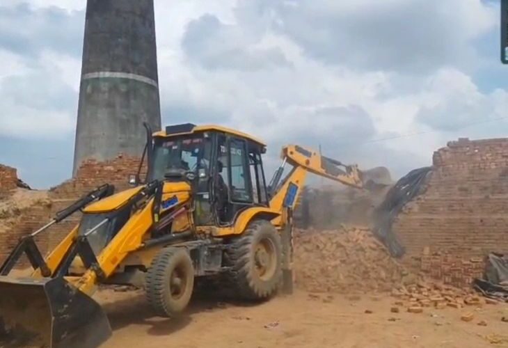 Administration’s action on illegal brick kiln in Sambhal | संभल में अवैध ईंट भट्‌ठे पर प्रशासन का एक्शन: दस्तावेज नहीं दिखा पाया संचालक, जेसीबी से तोड़ी दीवारें, आग पर डाला पानी – Sambhal News