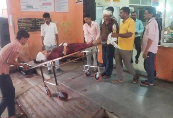 There was no diesel in the ambulance, the patient’s father got it filled | एंबुलेंस में डीजल नहीं, मरीज के पिता ने भरवाया: ललितपुर में रेफर मरीज को ले जा रही 108 एंबुलेंस रास्ते में दो बार रुकी – Lalitpur News