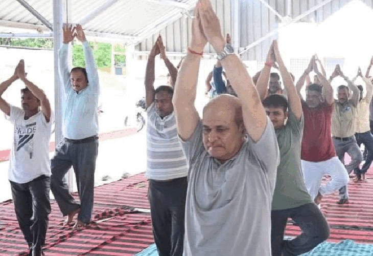 Employees did yoga in Prayagraj railway premises | प्रयागराज रेलवे परिसर में कर्मचारियों ने योग किया: पौधे लगाकर पर्यावरण का संदेश दिया, बोले- योग स्वस्थ समाज की नींव है – Prayagraj (Allahabad) News