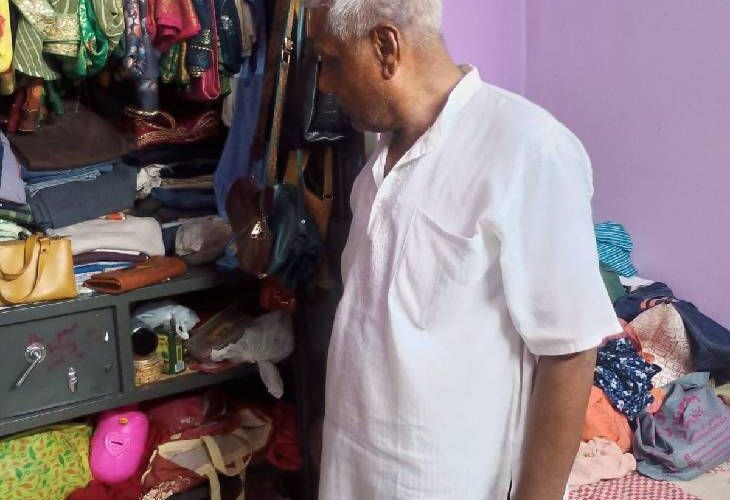 12 lakh stolen from a curtain trader | पर्दा कारोबारी के यहां 12 लाख की चोरी: घर में सोता रहा परिवार, चोर ने किया माल पार, पुलिस बोली जांच कर होगी कार्रवाई – Kanpur News
