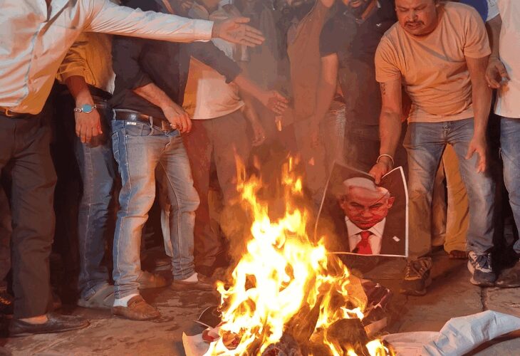 Celebrations took place in Lucknow, pictures of Trump-Netanyahu were burnt | लखनऊ में ट्रम्प-नेतन्याहू की तस्वीर जलाई गई: सीज फायर पर जश्न मनाया, मौलाना यासूब बोले- ये ईरान की जीत है, इजराइल रेत का किला साबित हुआ – Lucknow News