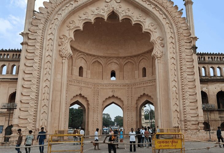 Stone pillars removed from Rumi Gate in Lucknow | लखनऊ में रूमी गेट से हटाए गए स्टोन पिलर: DM और पुलिस कमिश्नर ने इमामबाड़ों का किया निरीक्षण, मोहर्रम की तैयारियां अंतिम दौर में – Lucknow News