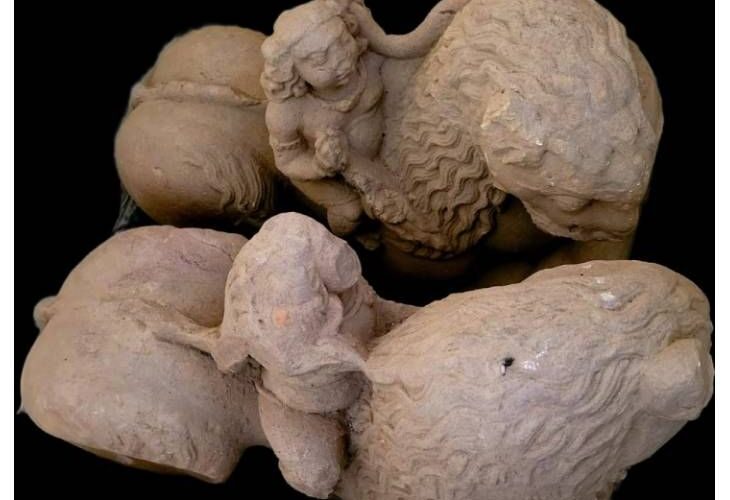 Ayodhya. The trust will preserve the remains found from Kuber Tila road | कुबेर टीला मार्ग से मिले अवशेष को संरक्षित करेगा ट्रस्ट: दो शेर और उसपर सवार आकृति देवी की आकृति वाला अवशेष मिला – Ayodhya News