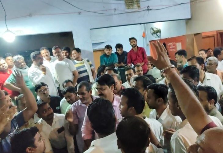 Ruckus in the election of Ramlila committee president | रामलीला समिति के अध्यक्ष चुनाव में हंगामा: गुलावठी में एक घंटे तक चला विवाद, गाली-गलौच के बाद शरद गर्ग बने अध्यक्ष – Bulandshahr News