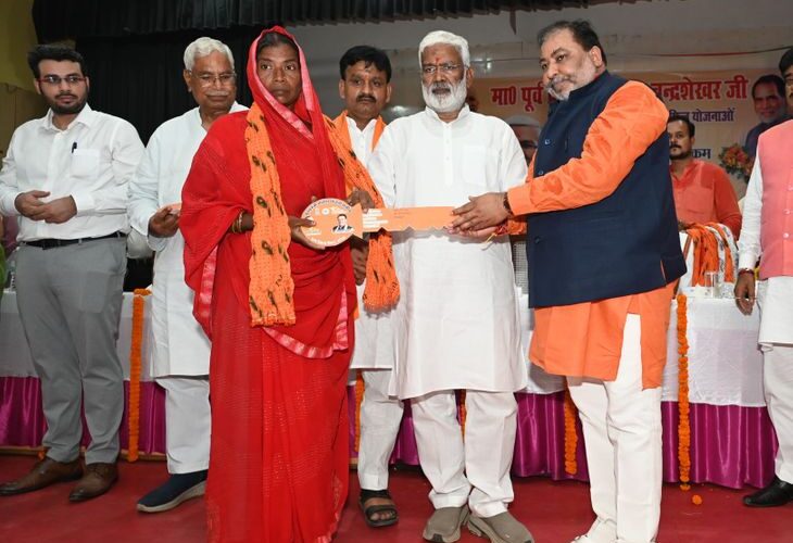 Jalshakti Minister gave certificates to the beneficiaries | जलशक्ति मंत्री ने लाभार्थियों को दिए प्रमाण पत्र: पूर्व पीएम की पुण्यतिथि कार्यक्रम में शामिल हुए, कटान रोकने को 40 करोड़ का बजट – Ballia News