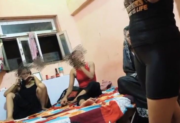 Sex racket busted in Kushinagar | कुशीनगर में सेक्स रैकेट का भंडाफोड़: नाबालिग लड़कियों से कराया जा रहा देह व्यापार, होटलों में चल रहा अवैध धंधा, दलाल कैमरे में कैद – Basti News