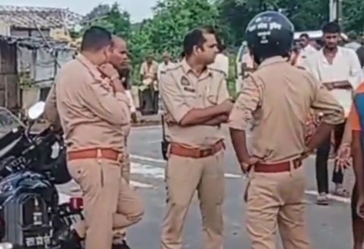 Firing in land dispute in Hathras | हाथरस में जमीन विवाद में फायरिंग: ग्रामीणों ने ईंट-पत्थर फेंककर दबंगों को दौड़ाया, मेड तोड़ने को लेकर झगड़ा – Hathras News