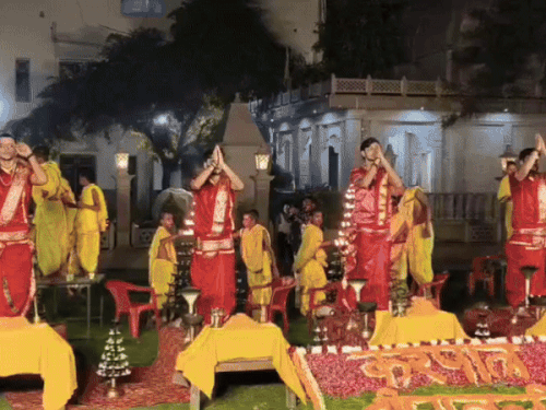 The religious community was illuminated by the light of 43 thousand lamps | 43 हजार दीपों की रोशनी से जगमग हुआ धर्मसंघ: करपात्र महाराज के जन्मोत्सव पर हुआ आयोजन,5 अर्चकों ने विश्व-कल्याण के लिए की महाआरती – Varanasi News