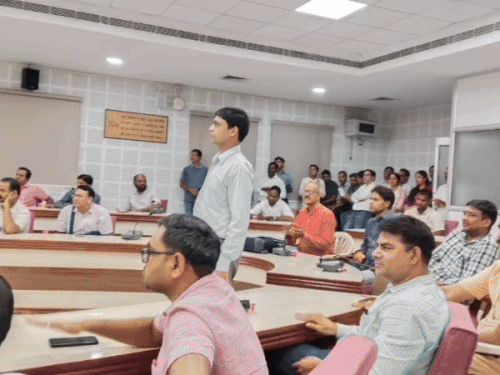 BHU teachers are outraged | BHU के 200 प्रोफेसर पहुंचे कुलपति कार्यालय: विश्वविद्यालय के बिगड़ती अव्यवस्थाओं को गिनाया,नो-कैश-नो क्लास की दे डाली चैतावनी – Varanasi News
