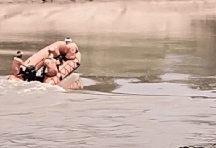 A young man who went fishing in Jhansi got swept away in the river | झांसी में मछली पकड़ने गया युवक नदी में बह गया: तालाश में जुटी एसडीआरएफ, गोताखोर और पुलिस की टीमें, सोमवार से गायब है युवक – Jhansi News