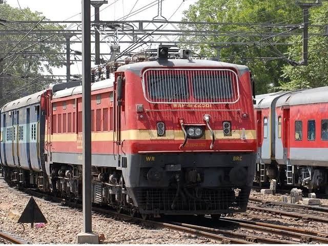 Gondwana and Samta Express will stop at Datia of Jhansi division | झांसी मंडल के दतिया में रुकेगी गोंडवाना और समता एक्सप्रेस: ज्योति स्नान के मौके पर दो ट्रेनों को दिया जा रहा अस्थाई ठहराव, 50 हजार श्रद्धालु आने की उम्मीद – Jhansi News