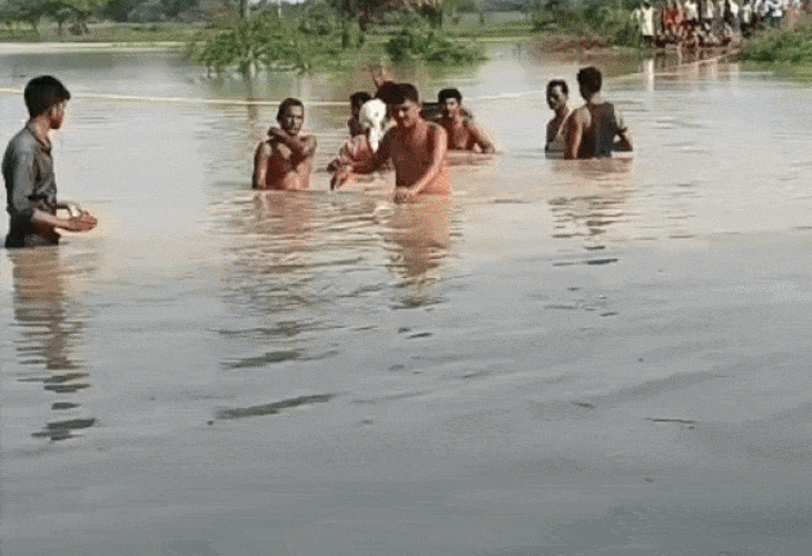 A boat runs on the road in the village for four months | गांव में चार महीने सड़क पर चलती है नाव: झांसी के मऊरानीपुर में रास्ते पर भरा है छाती तक पानी, बाढ़ जैसे हालात से जूझ रहे 500 परिवार – Jhansi News