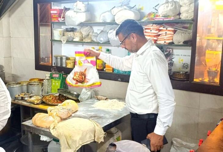 Dirt found at the Dhaba on Kanwar route in Jhansi | झांसी में कांवड़ मार्ग के ढाबे पर मिली गंदगी: जिलाधिकारी के आदेश के बाद खाद्य सुरक्षा विभाग की टीम लगातार कर रही छापेमारी – Jhansi News