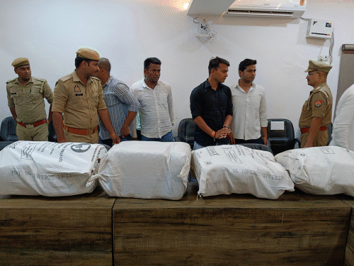 The principal of Azamgarh was smuggling ganja | आजमगढ़ का प्रधानाचार्य कर रहा था गांजे की तस्करी: अंबेडकरनगर पुलिस ने भेजा जेल लंबे समय से पशु तस्करी और गांजे की तस्करी का आरोप – Azamgarh News