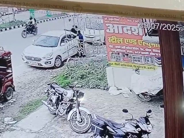 More than 1.5 lakh stolen by breaking the glass of the car | कार का शीशा तोड़कर डेढ़ लाख से अधिक की चोरी: थाने से 150 मीटर की दूरी पर घटी घटना, 18 घंटे बाद भी नहीं दर्ज हुआ मुकदमा – Azamgarh News