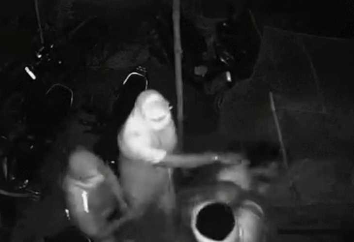 Women were beaten and robbed after breaking into their homes | घर में घुसकर महिलाओं के साथ मारपीट और लूटपाट: देर रात आरोपियों ने दिया घटना का अंजाम सामने आया सीसीटीवी फुटेज दो आरोपी हिरासत में – Azamgarh News