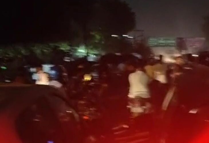 Due to lack of electricity, a jam was created at Lalkua at midnight | बिजली न आने से आधी रात लालकुआं पर जाम लगाया: हाईवे पर दोनों तरफ लगी वाहनों की लंबी लाइन, कहा- बिजली अधिकारी कॉल नहीं उठाते – Ghaziabad News