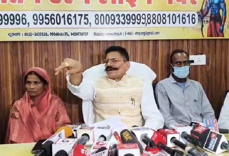 Serious allegations conversion possession against Jhangur Baba Lucknow | झांगुर बाबा पर लगे धर्मांतरण और कब्जे के गंभीर आरोप: पीड़ित परिवार ने लखनऊ में पहुंच कर सुनाई आपबीती;सीएम से गुहार, फिर भी नहीं मिली सुनवाई; सनातन हेल्पलाइन से मांगी मदद – Lucknow News