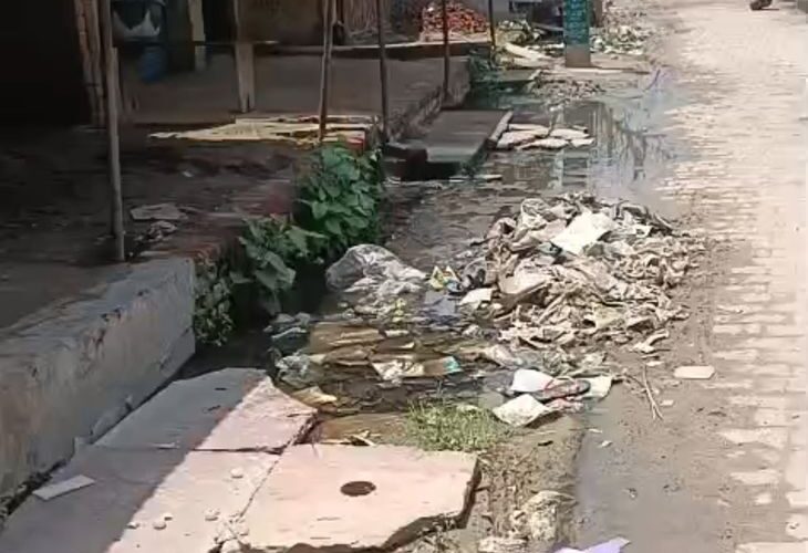 Villagers are troubled by the garbage in Ramnagar of Mainpuri | मैनपुरी के रामनगर में गंदगी से ग्रामीण परेशान: सड़क पर कीचड़ और जलभराव को लेकर लोगों ने किया प्रदर्शन, प्रधान पर लापरवाही का आरोप – Mainpuri News