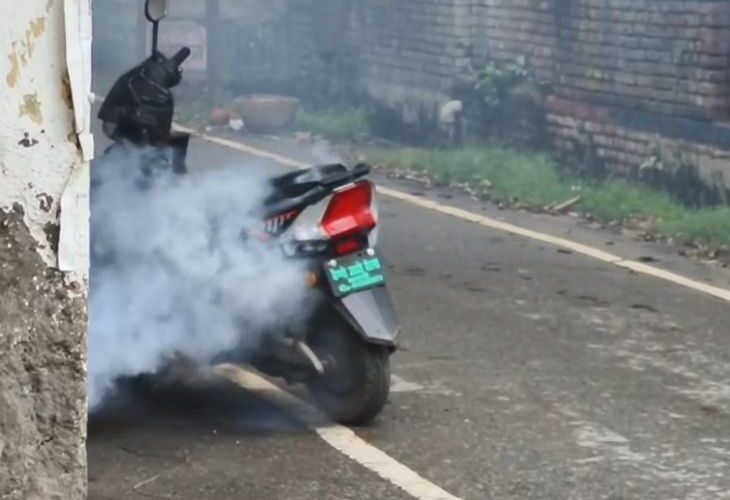 Fire in a moving e-scooty in VIP colony, VIDEO | वीआईपी कॉलोनी में चलती ई-स्कूटी में आग, VIDEO: 10 दिन पहले 35 हजार रुपए में खरीदी थी, चालक ने कूदकर बचाई जान – Jaunpur News