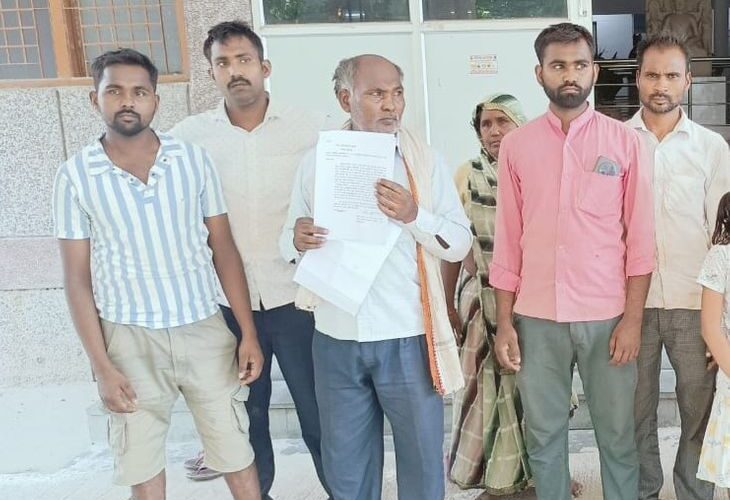 The boundary was broken despite the court’s stay | कोर्ट के स्टे के बावजूद तोड़ी बाउंड्री: कौशाम्बी में 25 साल पुराने पट्टे की जमीन पर प्रशासन की कार्रवाई, परिवार धरने पर – Kaushambi News