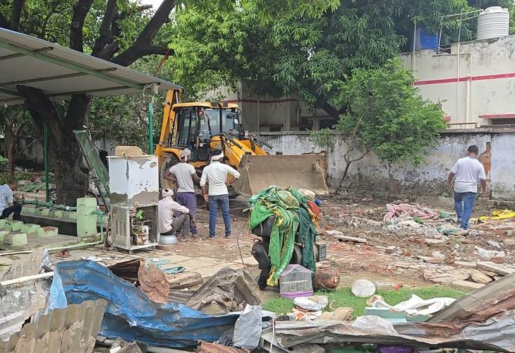 For 15 years, the game of notices and notices has been changing, governments have been changing | 15 साल से नोटिस-नोटिस का खेल, बदलती रही सरकारें: सर्किट हाउस कैंपस में मजार की आड़ में होता रहा अवैध निर्माण – Varanasi News