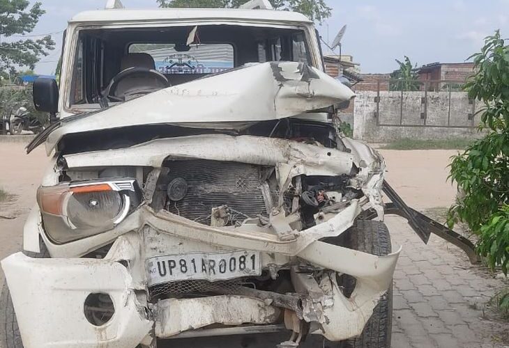 Accident happened due to bursting of truck tyre in Kushinagar | कुशीनगर में ट्रक का टायर फटने से हुआ हादसा: धूल के कारण बोलेरो ने ट्रक में मारी टक्कर, 3 लोग घायल, एक की हालत नाजुक – Kushinagar News