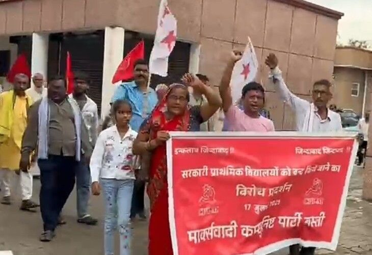 Protest against closure of schools in UP | यूपी में स्कूल बंद करने का विरोध: बस्ती में माकपा ने डीएम को दिया ज्ञापन, बच्चों की सुरक्षा का मुद्दा उठाया – Basti News