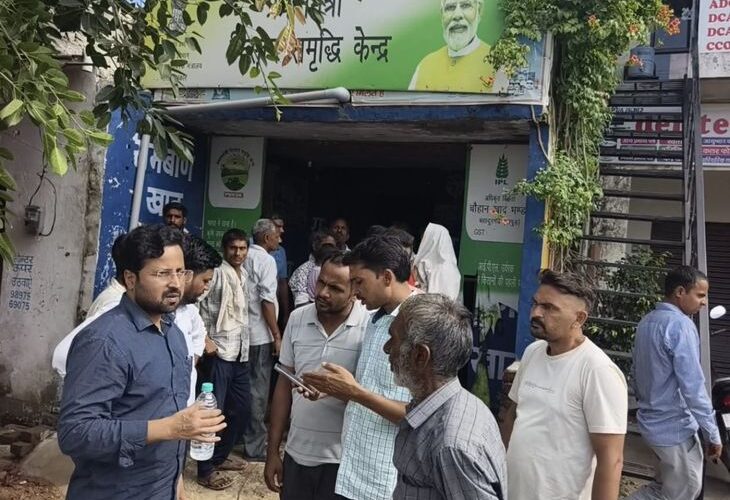 The district agriculture officer raided the shop by posing as a customer | जिला कृषि अधिकारी ने ग्राहक बनकर दुकान पर मारा छापा: किसानों से अधिक दाम व टैगिंग पर कार्रवाई, खाद विक्रेता का लाइसेंस निलंबित – Hapur News