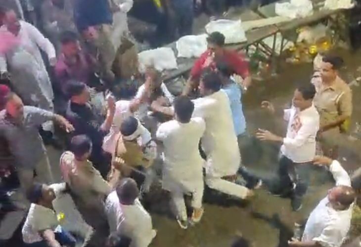 Fight over playing drums in Moharram procession, VIDEO | मोहर्रम जुलूस में ढोल बजाने को लेकर मारपीट, VIDEO: 6 नामजद समेत 11 लोगों पर केस, घायल युवक अस्पताल में भर्ती – Deoria News