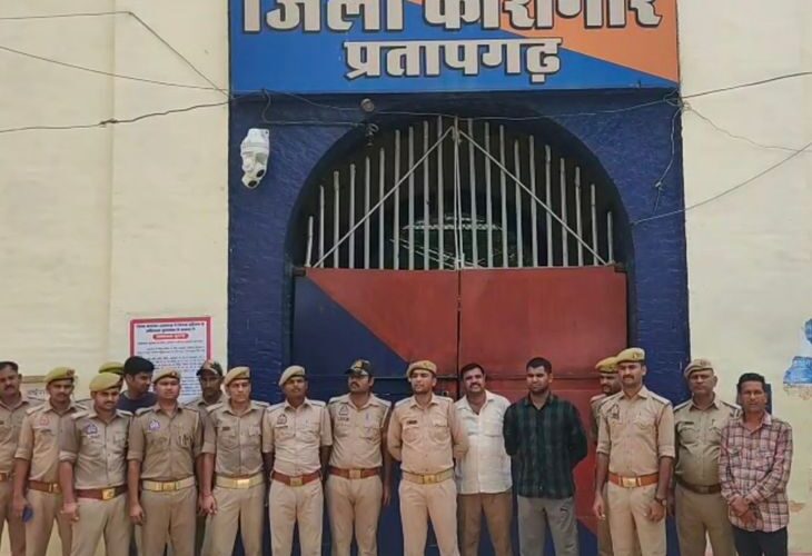 Jailor accused of harassing prisoners | जेलर पर बंदीरक्षकों के उत्पीड़न के आरोप: प्रतापगढ़ जिला कारागार के जेलर और दो बंदीरक्षक निलंबित, विभागीय जांच के आदेश – Pratapgarh News