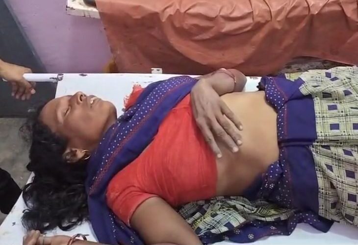 Several rounds of firing to spread terror, stampede ensued | दहशत फैलाने को कई राउंड फायरिंग, मची भगदड़: लेनदेन विवाद में बाइक और कार से आए लोगों ने की फायरिंग, दो घायल – Auraiya News